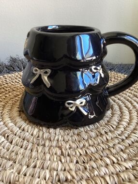 10 Strawberry Street Bows & Boughs Black and Gold Christmas Tree Mug